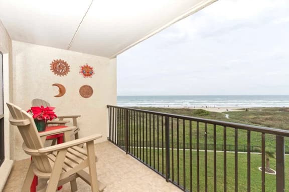 Oceanfront 2BR Getaway with Full Kitchen